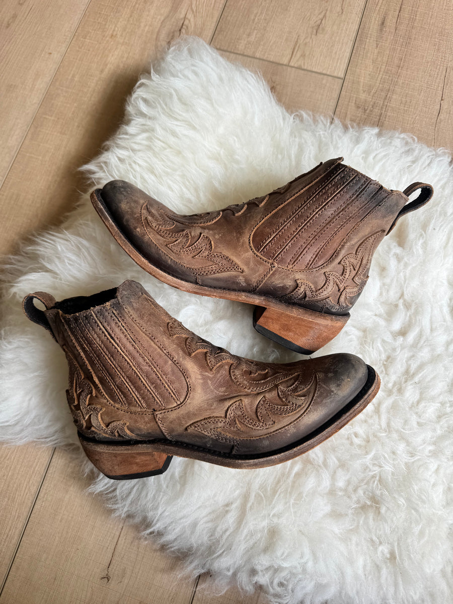 Lark – No Roots Boots