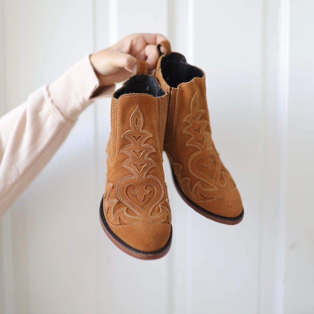 Lark [Camel Suede]
